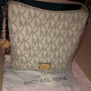 Michael Kors Jet Set Large Messenger